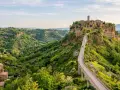 Civita di Bagnoregio, un borgo medievale su un'isola di tufo, raggiungibile tramite un lungo ponte pedonale.