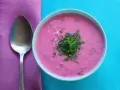 Zuppa fredda di barbabietole, un classico di cosa si mangia in Polonia, guarnita con aneto e erba cipollina.