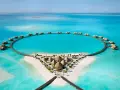 Un resort da sogno con bungalow sull'acqua a forma di cerchio, perfetto per chi cerca dove andare in vacanza ad agosto fuori Europa.