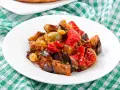 Caponata, uno dei piatti tipici della Sicilia, con melanzane, peperoni, olive e pomodoro.