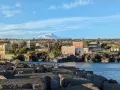 Vista di Catania e dell'Etna innevato, ideale per scoprire cosa vedere a Catania e dintorni in 3 giorni.