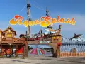 Ingresso a tema piratesco di AquaSplash, uno dei parchi divertimento Italia, con nave, castello e squali.