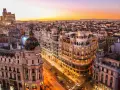 Vista aerea di Madrid al tramonto, con l'iconico edificio Metropolis. Perfetto per scoprire le cose da fare a Madrid.