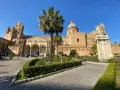 La Cattedrale di Palermo, un must per chi cerca cosa vedere a Palermo, con la sua maestosa architettura e il rigoglioso giardino.