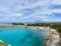 Acque cristalline e rocce scolpite dal vento sull'isola di Pianosa, un paradiso naturale incontaminato.