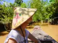 Giro in barca tra i canali del Vietnam, con un cappello tradizionale. Un'esperienza da non perdere tra le cose da fare a Vietnam.
