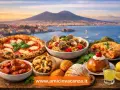 Un assaggio di cosa mangiare a Napoli: pizza, spaghetti alle vongole, fritture, babà e sfogliatella, con il Vesuvio sullo sfondo.