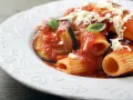Pasta alla Norma, un classico da provare se ti chiedi cosa mangiare a Catania. Melanzane, pomodoro e ricotta salata.
