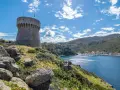 Torre del Giove, un simbolo dell'isola di Capraia, domina il golfo azzurro con le sue antiche mura.