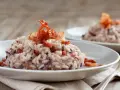 Risotto cremoso con radicchio e croccante guanciale, un'ottima idea su cosa mangiare a Treviso.