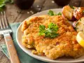 Wiener Schnitzel con patate arrosto e limone: un classico da provare per scoprire cosa mangiare a Vienna.
