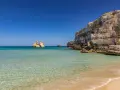 Acque cristalline e scogliere imponenti: un assaggio delle 10 spiagge più belle del Salento.