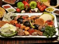 Un assaggio di cosa mangiare a Istanbul: un piatto ricco di kebab, melanzane, pomodori arrostiti, riso e pane.