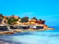 Scogliere rocciose e case di pescatori a Formentera. Un luogo ideale per scoprire le cose da fare a Formentera, tra cui godersi il mare cristallino.