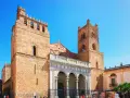 Monreale: cosa vedere? L'imponente Duomo con le sue torri campanarie domina la piazza, un capolavoro normanno da non perdere.