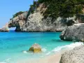Arco naturale su mare cristallino, un sogno per il tuo tour Sardegna 7 giorni.