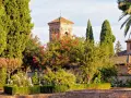 Giardini fioriti e torre moresca, un assaggio di cosa vedere a Granada in un giorno.