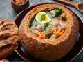 Zuppa polacca servita in una pagnotta scavata, un'ottima idea per cosa mangiare a Cracovia. Carne, uova e verdure in un pane croccante.