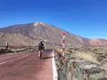 Ciclista pedala verso il vulcano Teide, un'ottima meta per scoprire le Canarie dove andare.