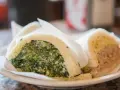 Tramezzini con spinaci e ricotta, e uno con tonno e maionese, gustosi piatti tipici veneziani.