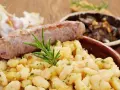 Salsiccia con patate e gamberi, un'idea gustosa su cosa mangiare a Barcellona.