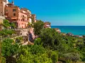 Case colorate a picco sul mare, giardini lussureggianti e scorci mozzafiato: ecco cosa vedere a Grottammare, un gioiello marchigiano.