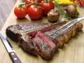 La bistecca alla fiorentina perfetta, succulenta e cotta al punto giusto, è un must per chi cerca dove mangiare la fiorentina a Firenze.