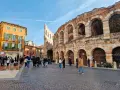 Piazza Bra a Verona, con l'Arena e palazzi colorati. Un'ottima idea per cosa vedere a Verona in un giorno, tra storia e vita cittadina.