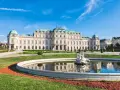 Palazzo Belvedere, un gioiello per cosa vedere a Vienna in 3 giorni, con fontana e giardini curati.