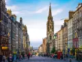 Edimburgo: la strada principale con la torre dell'orologio, perfetta per scoprire cosa vedere a Edimburgo in 3 giorni.