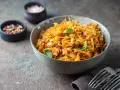 Cavolo stufato, un classico da provare per scoprire cosa mangiare a Varsavia. Servito in una ciotola con erbe fresche, pepe e sale.