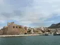 Castellammare del Golfo cosa vedere: il castello medievale domina il porto, con case colorate che si arrampicano sulla collina.