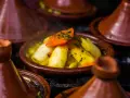 Un saporito tajine di verdure, con patate, pomodori e olive, è un must per chi cerca cosa mangiare a Marrakech.