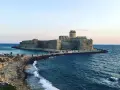 Castello Aragonese a picco sul mare, un must tra le cose da vedere a Crotone. Passeggiata panoramica e storia.