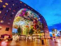 Il Markthal di Rotterdam, un'opera architettonica unica con un soffitto decorato, è un must per chi cerca cosa vedere a Rotterdam.
