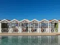 Filetti di pesce fresco e un tuffo in piscina a Forte dei Marmi. Un'oasi di relax con vista mare.