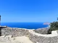 Vista mozzafiato dal castello di Erice, con il mare blu intenso e il Monte Cofano all'orizzonte. Un luogo magico da esplorare.