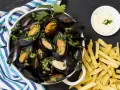 Cosa mangiare a Bruxelles? Cozze fresche con patatine fritte e maionese, un classico da provare!