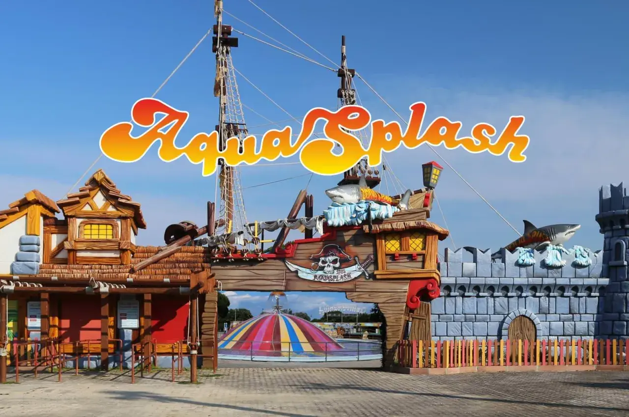 Ingresso a tema piratesco di AquaSplash, uno dei parchi divertimento Italia, con nave, castello e squali.
