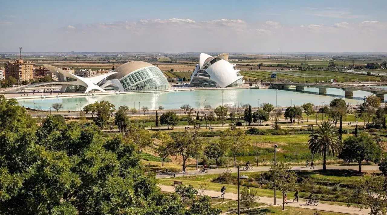 La Città delle Arti e delle Scienze di Valencia, un'idea per cosa vedere a Valencia in 3 giorni, con un parco rigoglioso e persone che passeggiano.