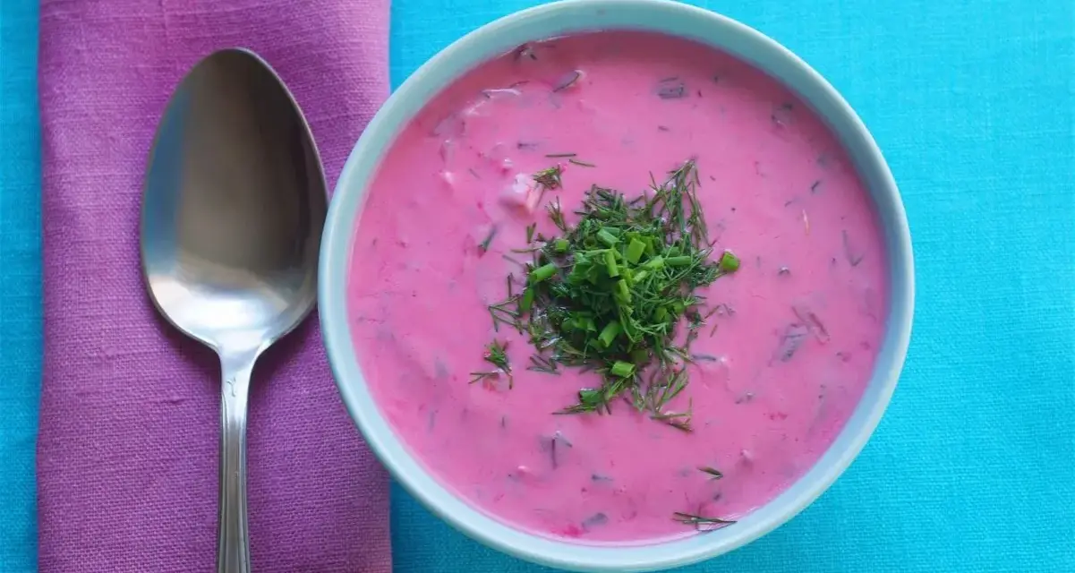 Zuppa fredda di barbabietole, un classico di cosa si mangia in Polonia, guarnita con aneto e erba cipollina.