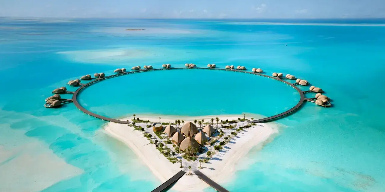 Un resort da sogno con bungalow sull'acqua a forma di cerchio, perfetto per chi cerca dove andare in vacanza ad agosto fuori Europa.