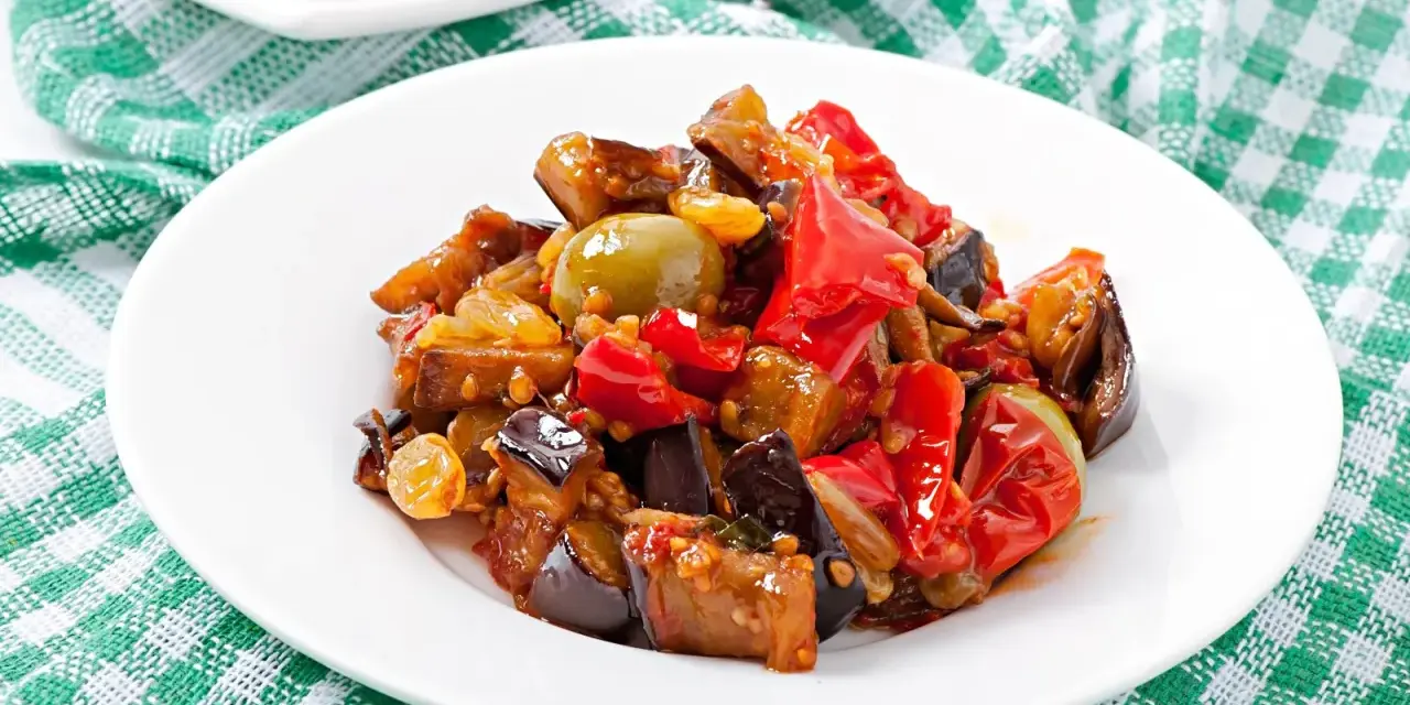 Caponata, uno dei piatti tipici della Sicilia, con melanzane, peperoni, olive e pomodoro.