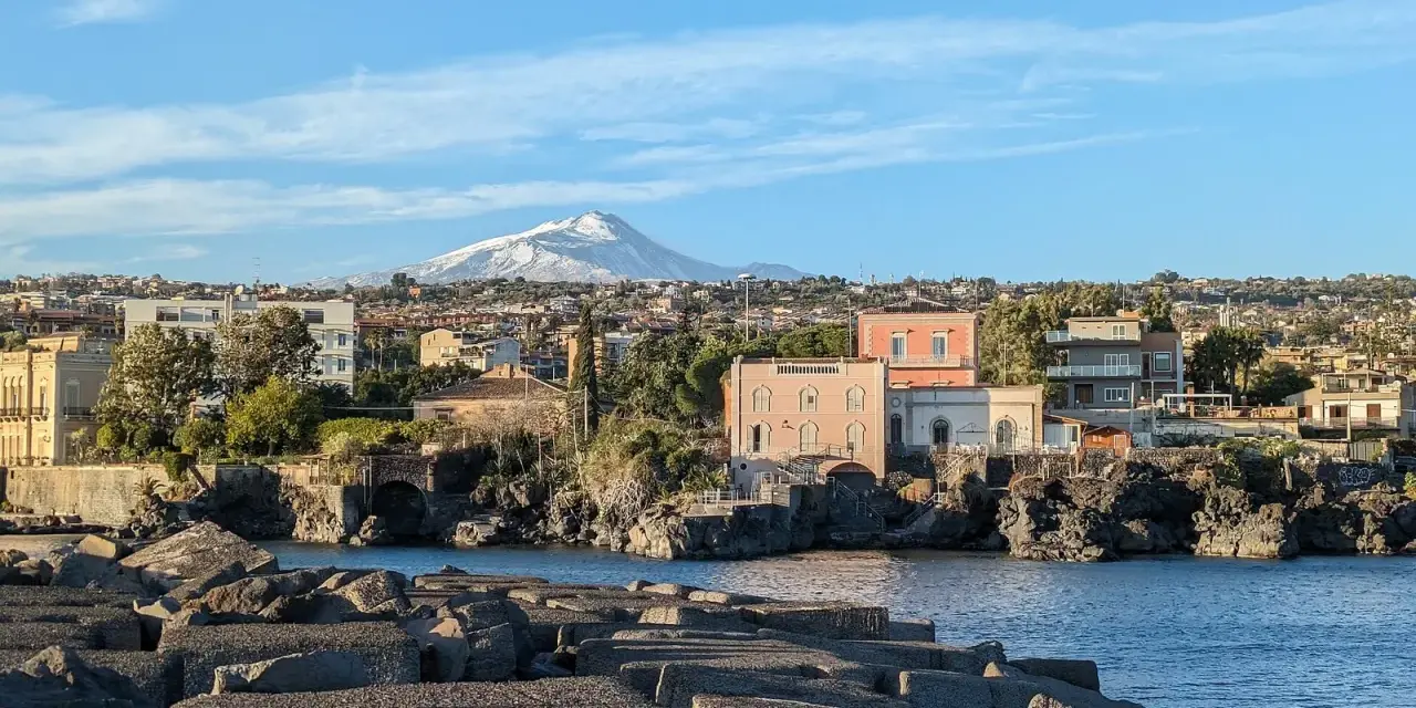 Vista di Catania e dell'Etna innevato, ideale per scoprire cosa vedere a Catania e dintorni in 3 giorni.