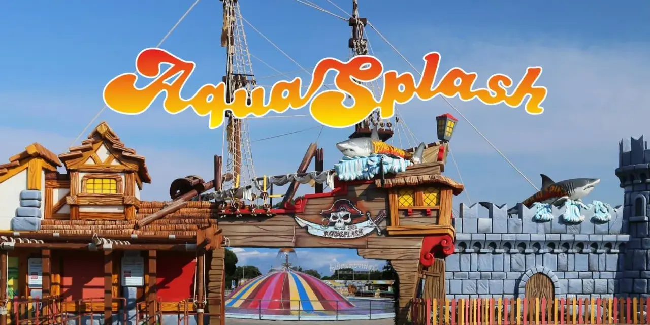 Ingresso a tema piratesco di AquaSplash, uno dei parchi divertimento Italia, con nave, castello e squali.