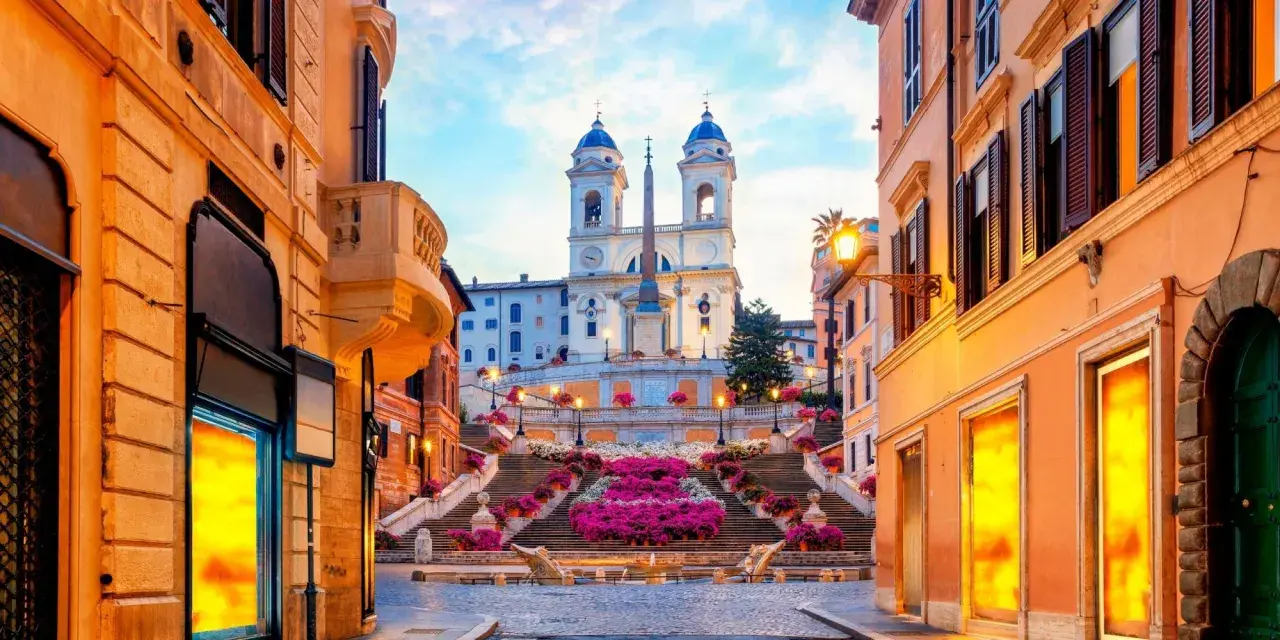 Scalinata di Trinità dei Monti a Roma, un luogo iconico per i tuoi prossimi viaggi da fare, con fiori colorati e un'atmosfera magica.