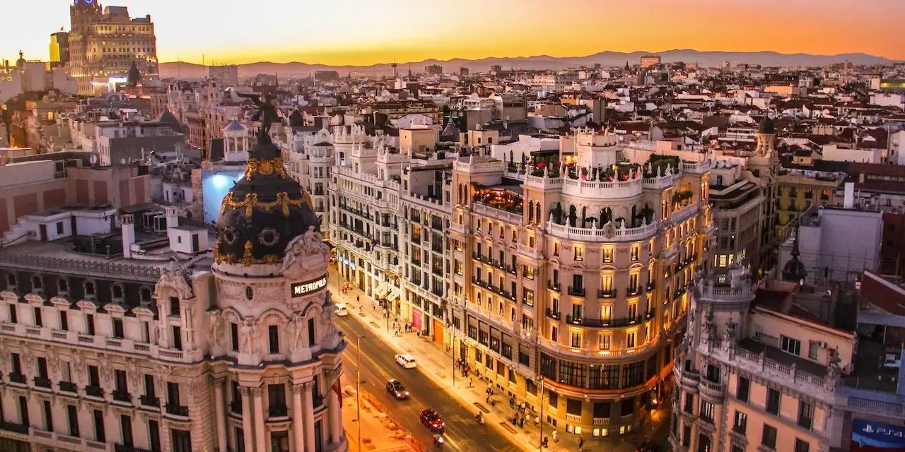 Vista aerea di Madrid al tramonto, con l'iconico edificio Metropolis. Perfetto per scoprire le cose da fare a Madrid.