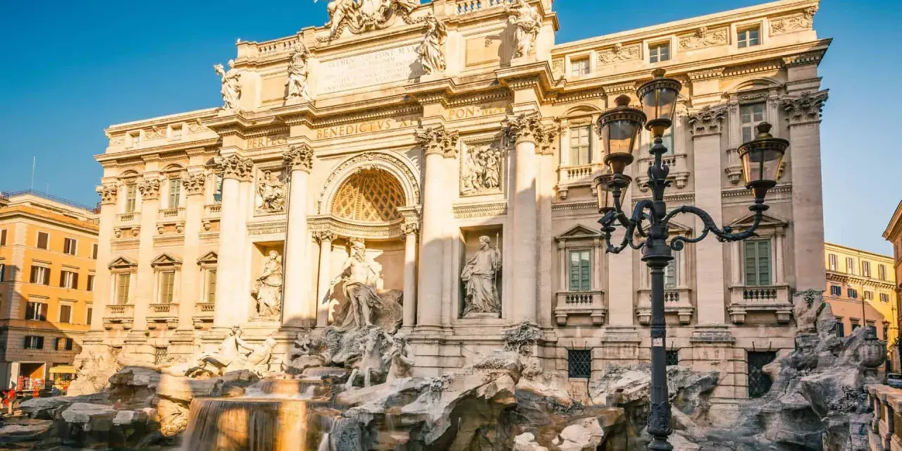 Fontana di Trevi, una delle citta piu belle d'Italia, con le sue sculture barocche e l'acqua che scorre.