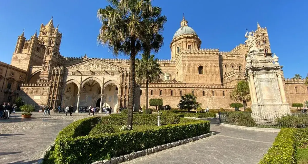 La Cattedrale di Palermo, un must per chi cerca cosa vedere a Palermo, con la sua maestosa architettura e il rigoglioso giardino.