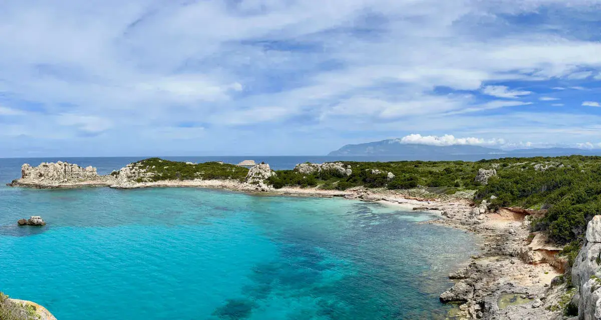 Acque cristalline e rocce scolpite dal vento sull'isola di Pianosa, un paradiso naturale incontaminato.